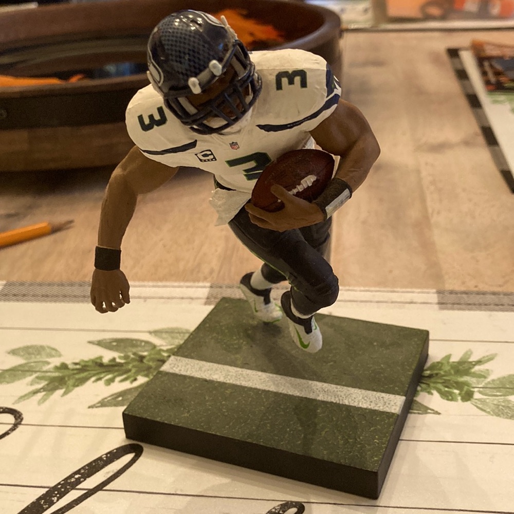 Russel wilson seahawks statue